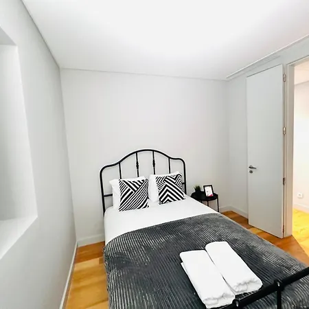 The Eca De Queiroz House - No Cv E - Flat B - Three-bedroom Appartamento *