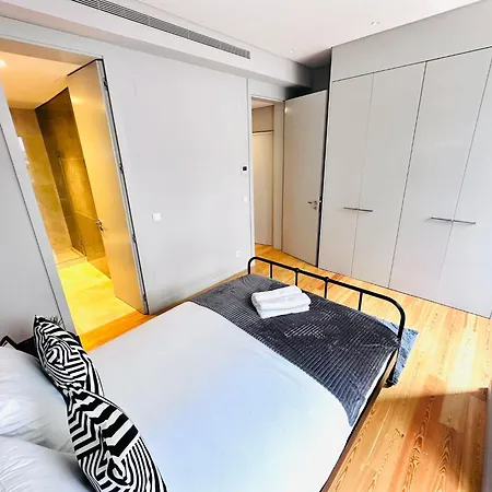 The Eca De Queiroz House - No Cv E - Flat B - Three-bedroom 아파트