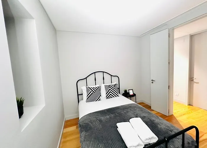 The Eca De Queiroz House - No Cv E - Flat B - Three-bedroom Apartman *