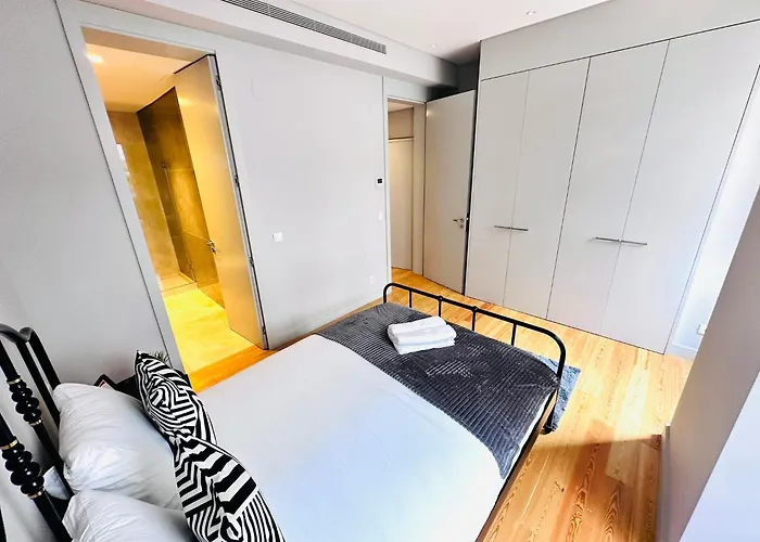 The Eca De Queiroz House - No Cv E - Flat B - Three-bedroom Apartman